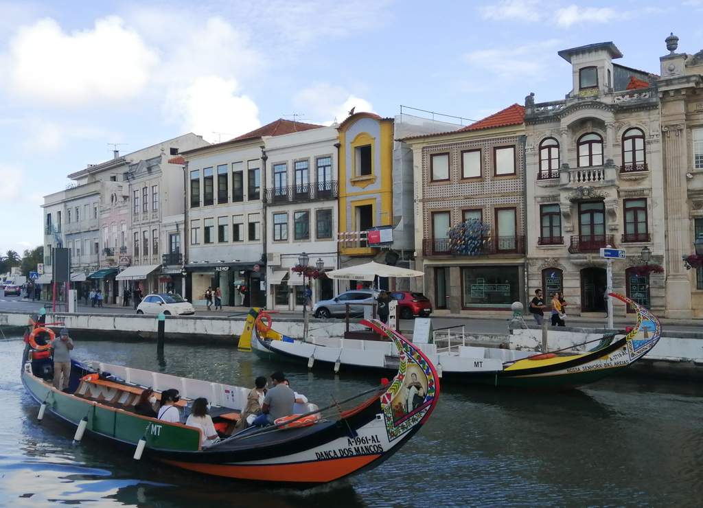 Aveiro es conocida como "la Venecia portuguesa" por sus barcos moliceiros.