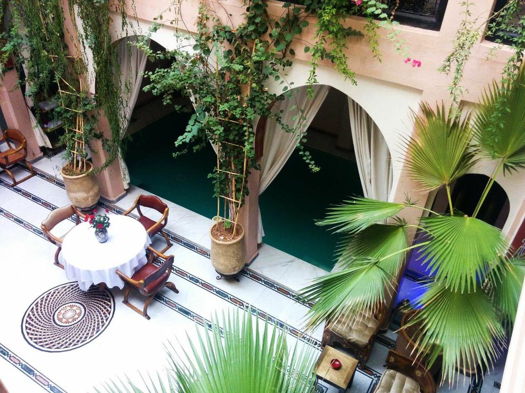 Patio interior con piscina en Dar Anika, un riad con encanto en la medina de Marrakech.