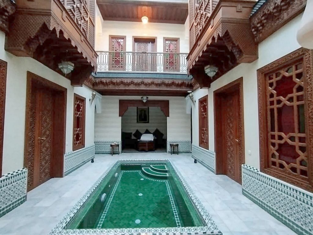 Piscina climatizada en Riad Diamond Of Marrakech & Spa, ideal para una estancia de lujo en la ciudad.