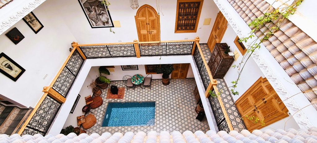 Riad Le Petit Joyau en el centro de Marrakech, con piscina y decoración marroquí tradicional.