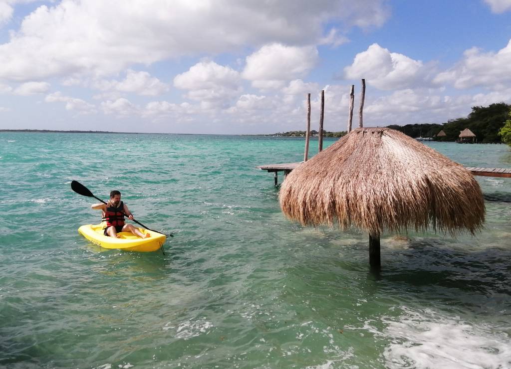 El kayak es uno de los deportes acuáticos que más se practican en la Laguna de los 7 colores.