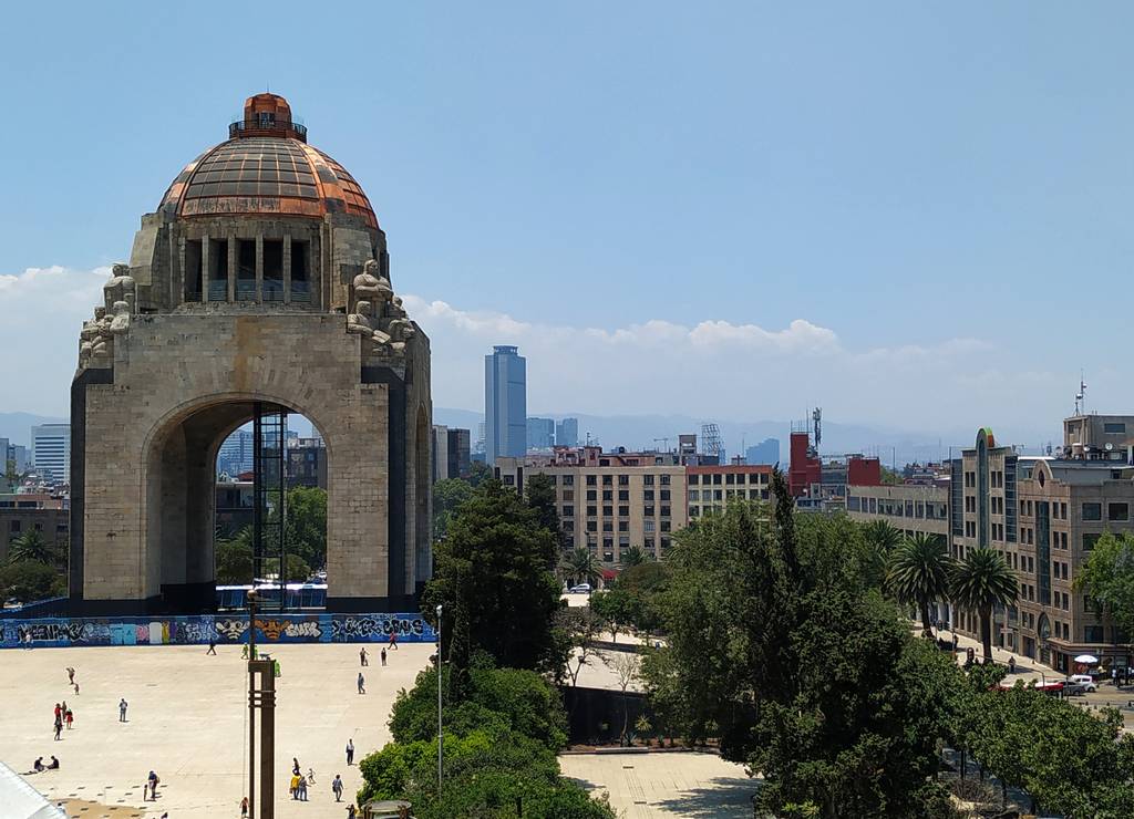 Un plan diferente que hacer en Ciudad de México es acercarse a la Plaza de la Revolución.