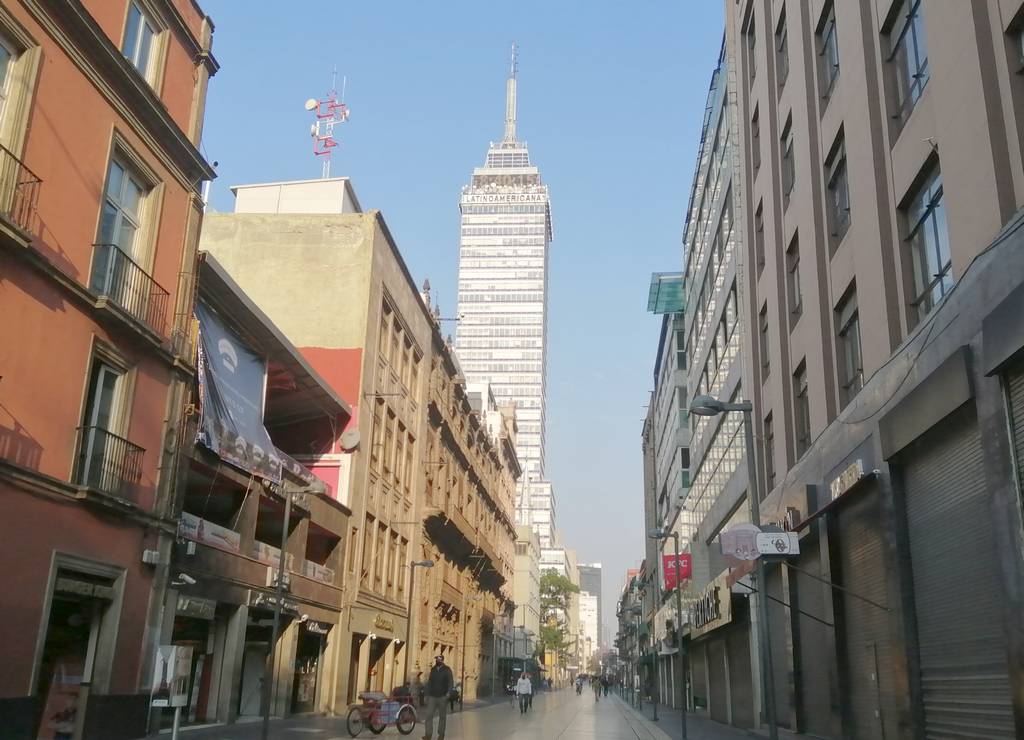 Desde la Torre Latinoamericana puedes disfrutar de bonitas vistas panorámicas de la capital.