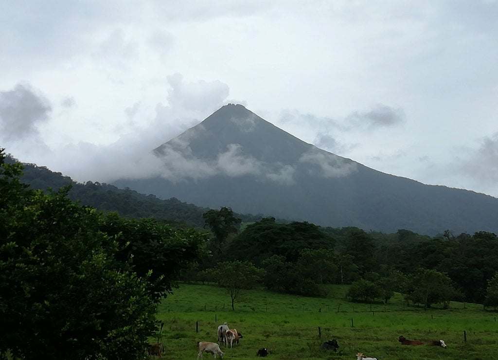Si tuviera que elegir un solo volcán en Costa Rica, me quedaría con el Volcán Arenal.