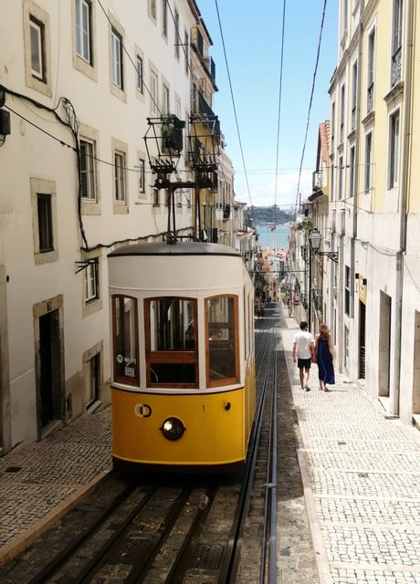 El Elevador da Bica está en una de las calles más fotogénicas que ver en Lisboa.