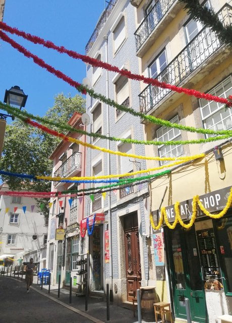 Durante las Fiestas de los Santos Populares las calles de Lisboa están decoradas con guirnaldas de colores.