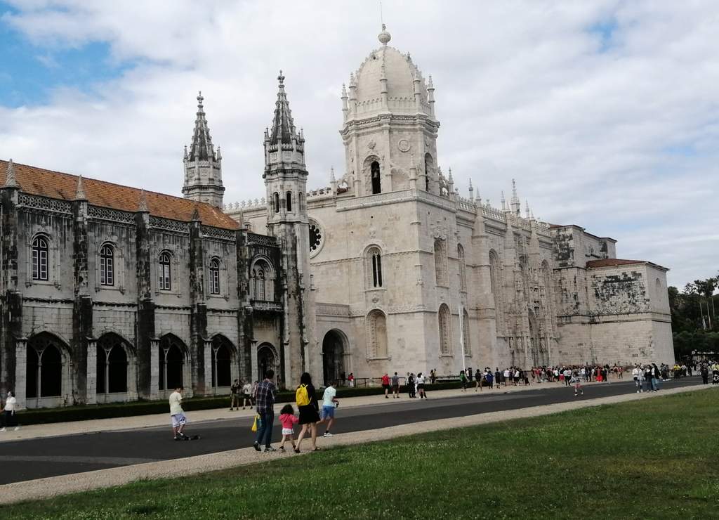 Uno de los mejores free tours en Lisboa es el que te lleva a conocer el Monasterio de los Jerónimos y la Torre de Belém.