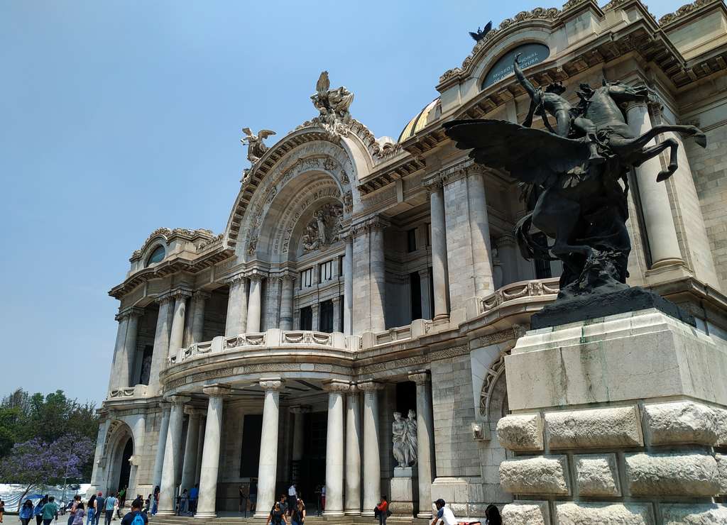 En tu itinerario por Ciudad de México en 3 días no puede faltar el Palacio de Bellas Artes.