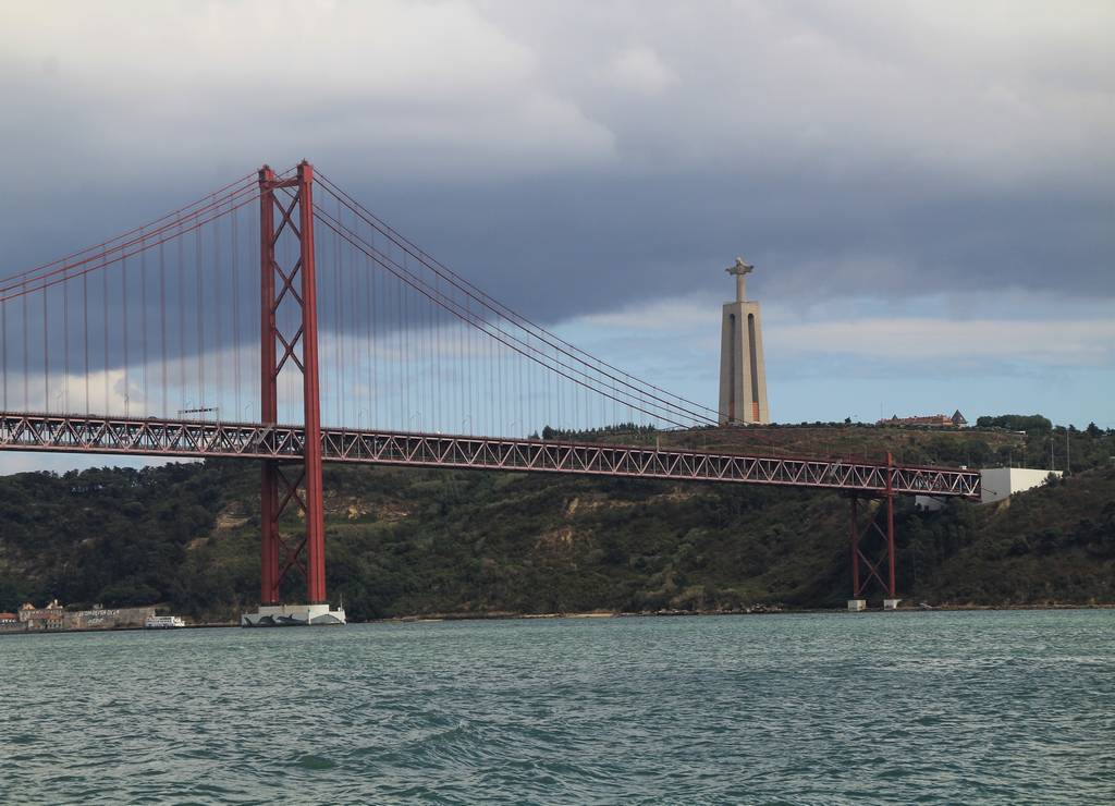 Dar un paseo en barco en Lisboa es una de las experiencias que más te recomiendo.