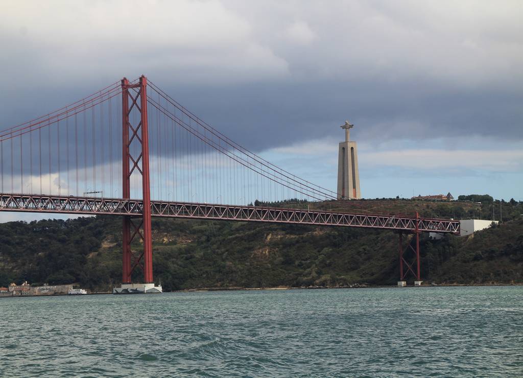 En el paseo en barco a Belém se pasa por el famoso Puente 25 de Abril.