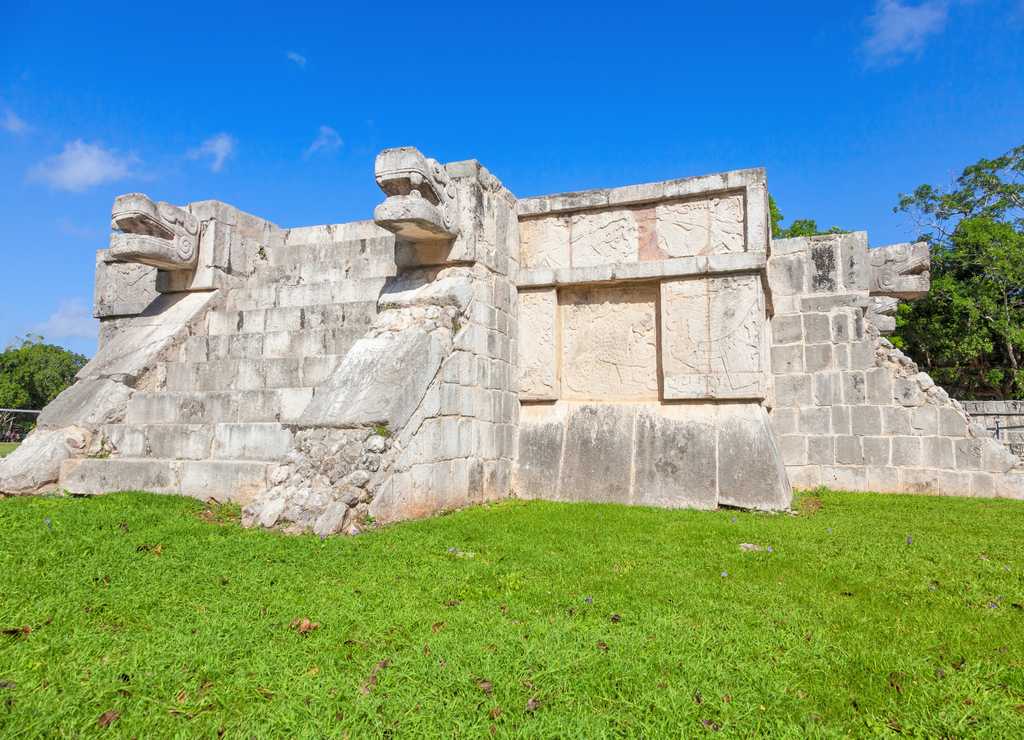 La Plataforma de Venus es una de las estructuras más curiosas que visitar en Chichén Itzá.