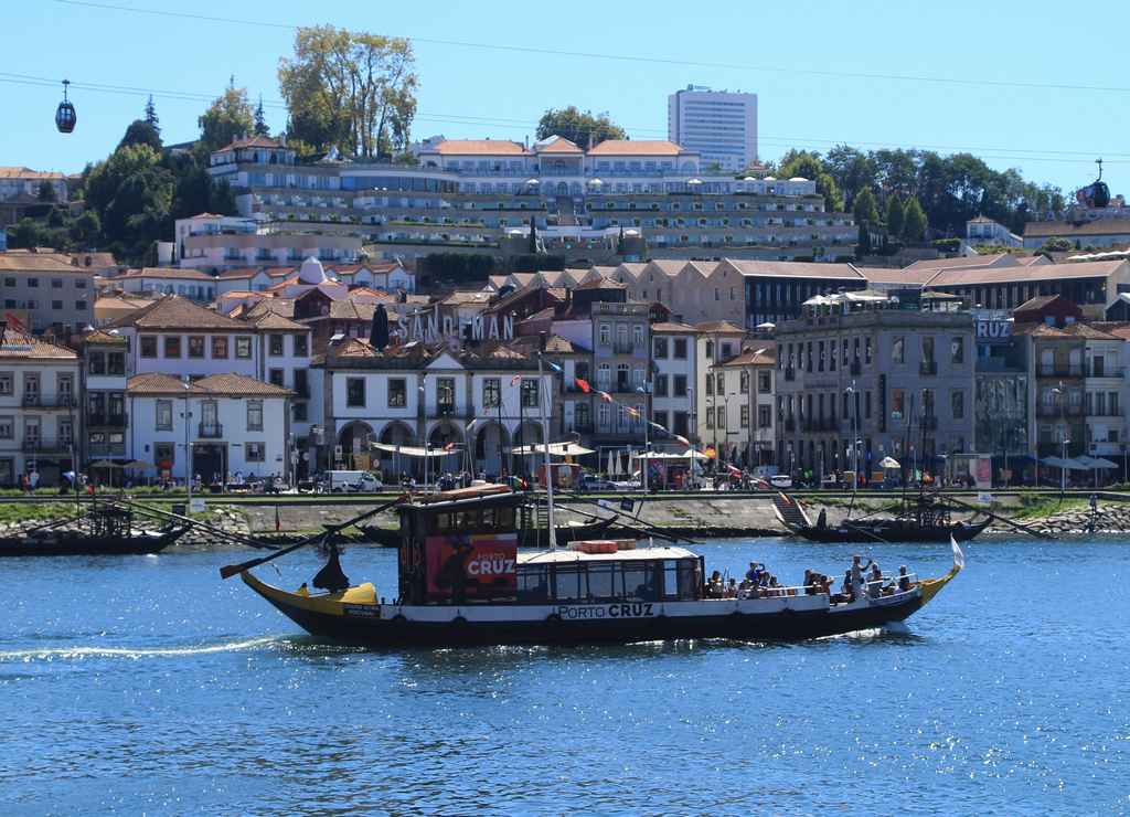 Pasear junto a la ribera del Duero es uno de los mejores planes que hacer en Oporto.