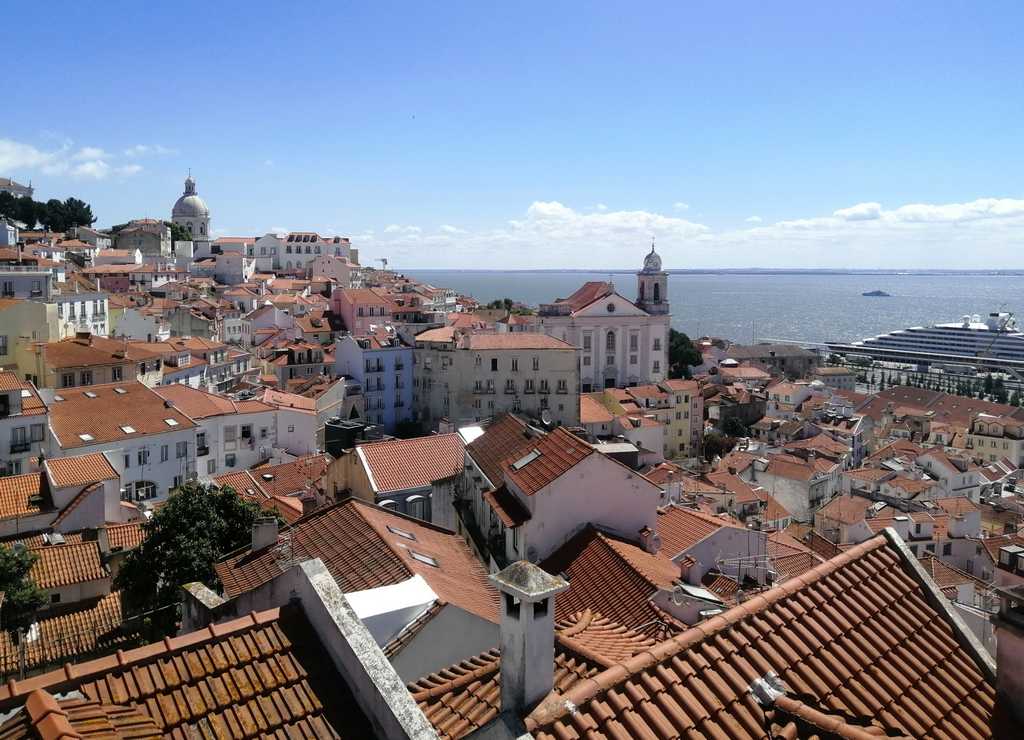 La mejor panorámica que ver en Lisboa la tienes desde el Mirador de Portas do Sol.