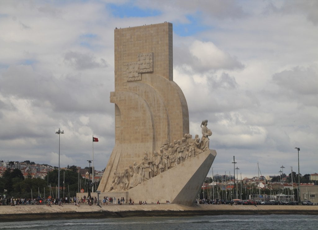 El Monumento a los Descubrimientos es conocido popularmente como Padrão dos Descobrimentos.