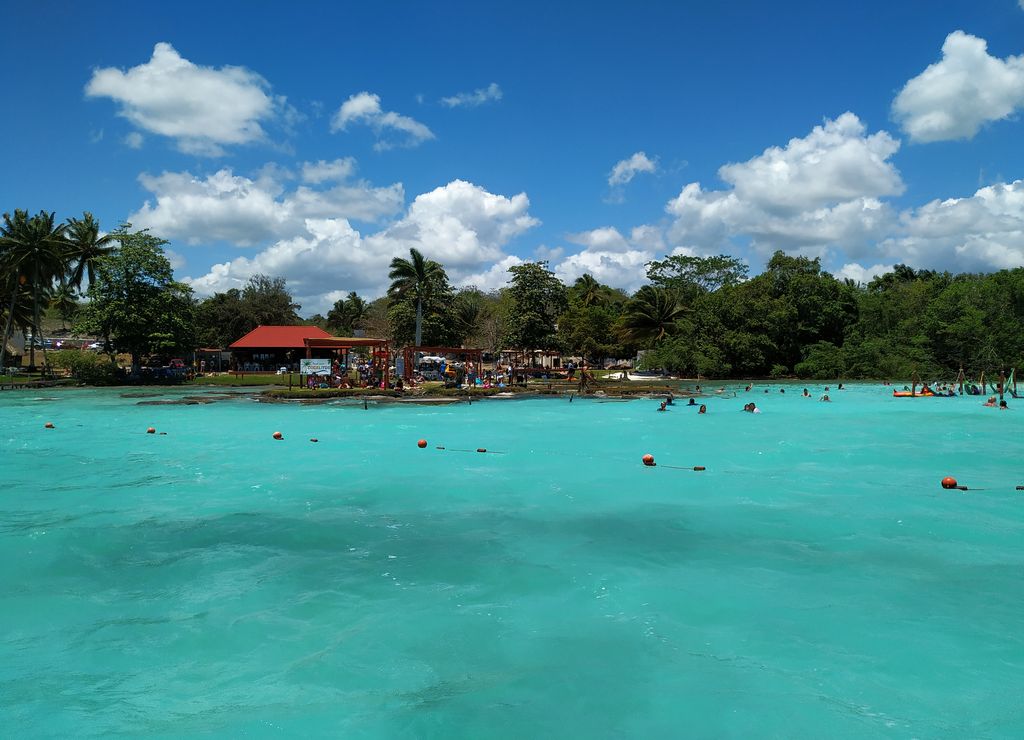 Tienes que ver en Riviera Maya en 10 días la preciosa Laguna de los Siete Colores en Bacalar.