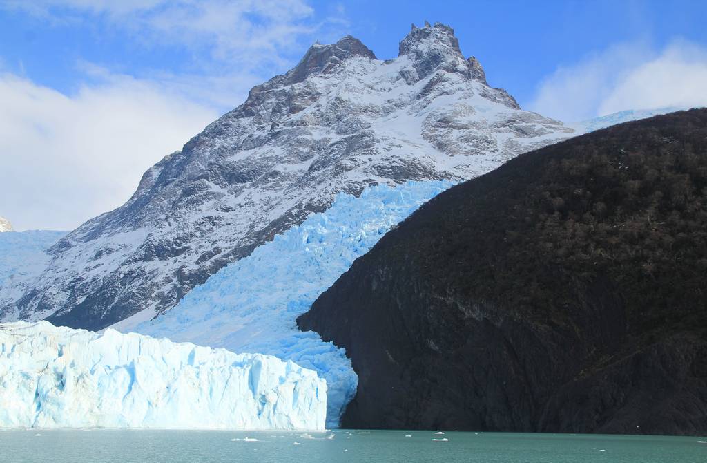 En tu ruta por El Calafate en 2 días no debe faltar la navegación por el impresionante glaciar Spegazzini.