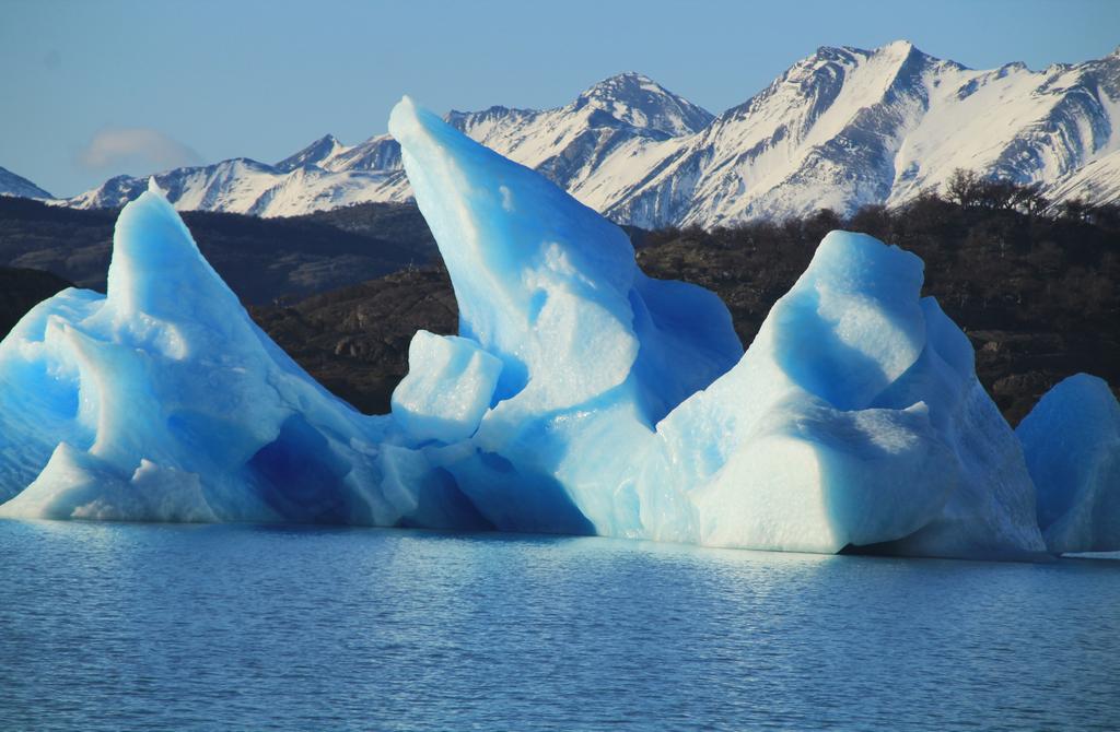 Los icebergs, los glaciares, el Lago Argentino y las montañas nevadas a lo lejos es una imagen que no se olvida fácilmente.