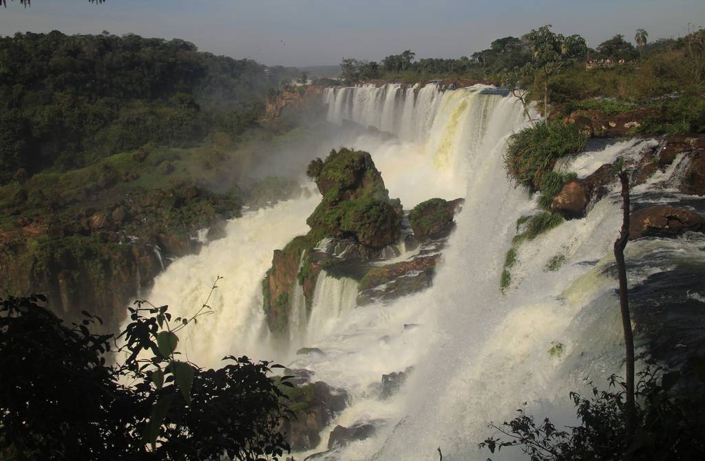 Las Cataratas de Iguazú están formadas por 275 saltos de agua impresionantes.