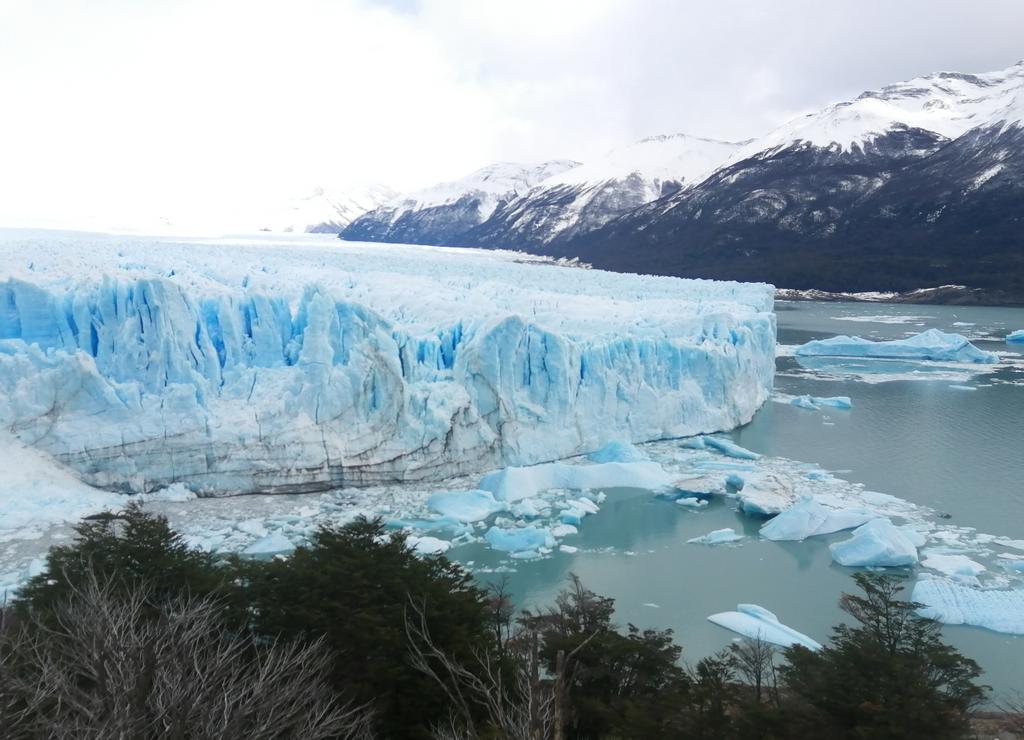 La excursión de Calafate a Perito Moreno incluye las pasarelas de observación y un paseo en barco.