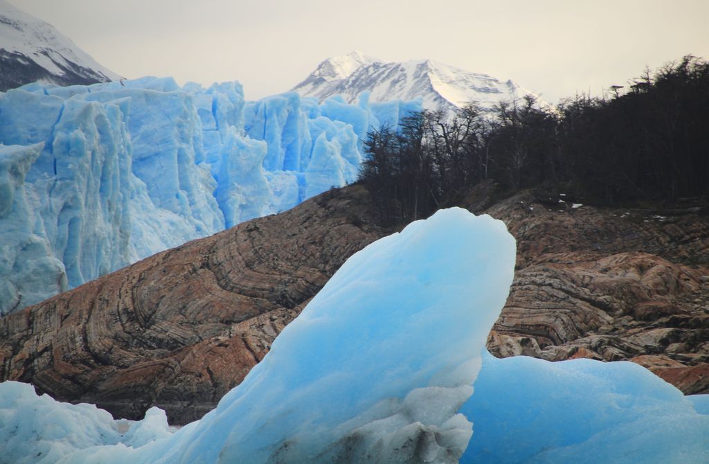 Fue todo un privilegio ver el Perito Moreno, los témpanos de hielo azules y las montañas con las cumbres nevadas.