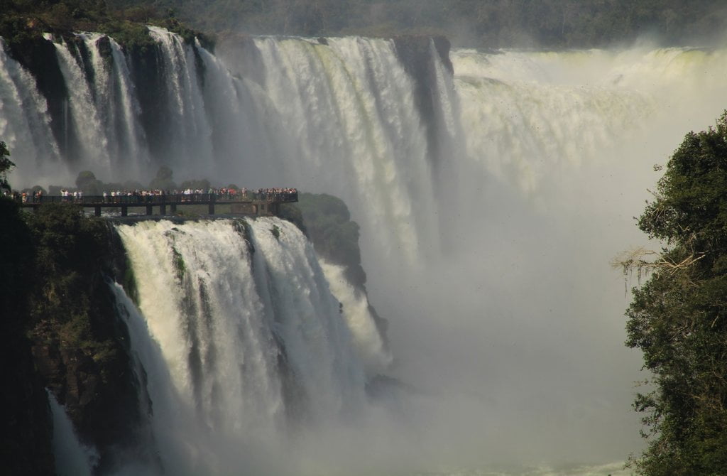 Te recomiendo visitar las Cataratas de Iguazú desde el lado argentino y el brasileño.