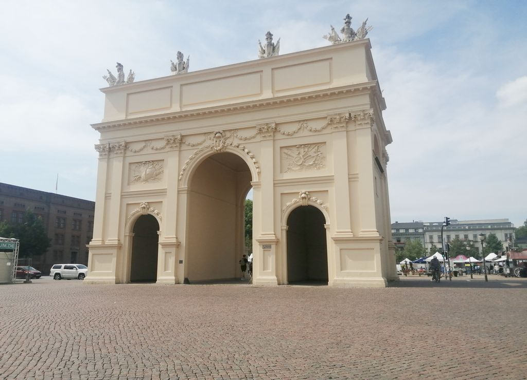 La Puerta de Brandeburgo de Potsdam se construyó antes que la de Berlín.