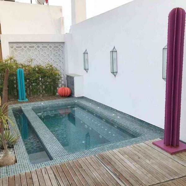 El Riad Dar Dar tiene piscina exterior de temporada y está en plena medina.