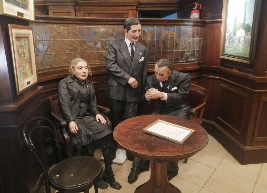 Alfonsina Storni, Jorge Luis Borges y Carlos Gardel iban a menudo al Café Tortoni de Buenos Aires.