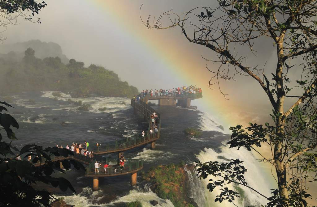 Puedes llegar fácilmente por libre o en excursión a las Cataratas del Iguazú en Brasil.