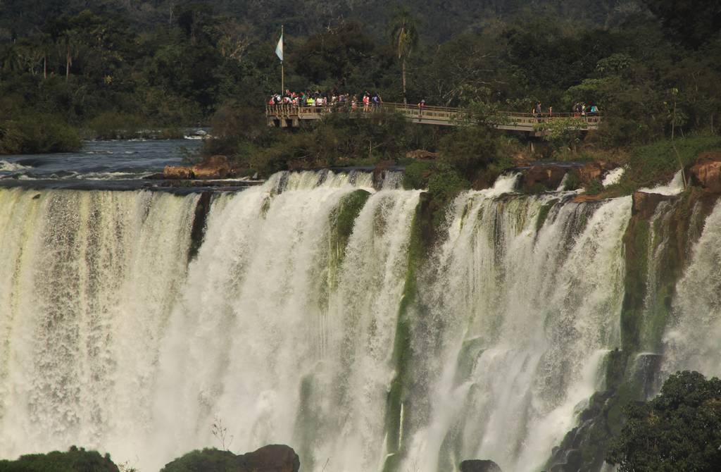 Te recomiendo visitar las Cataratas del Iguazú en Argentina desde temprano para que te dé tiempo a hacer los circuitos principales.
