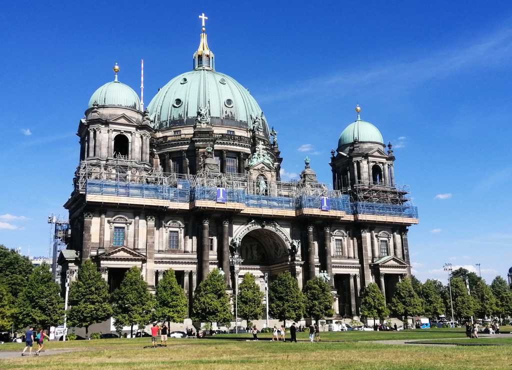 La Catedral de Berlín es inconfundible por su preciosa cúpula verde.