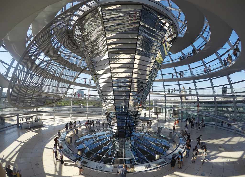 La visita de la cúpula del Bundestag es uno de los planes más interesantes en Berlín.