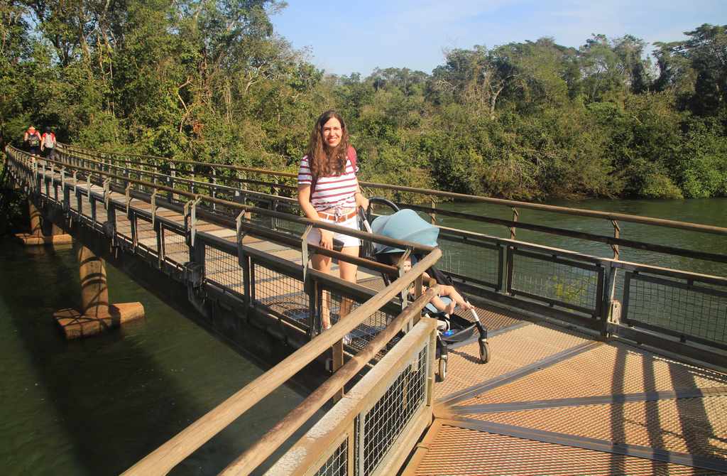 Si vas a visitar Iguazú con bebé, en el lado argentino no te hará falta portearle porque apenas hay escaleras.
