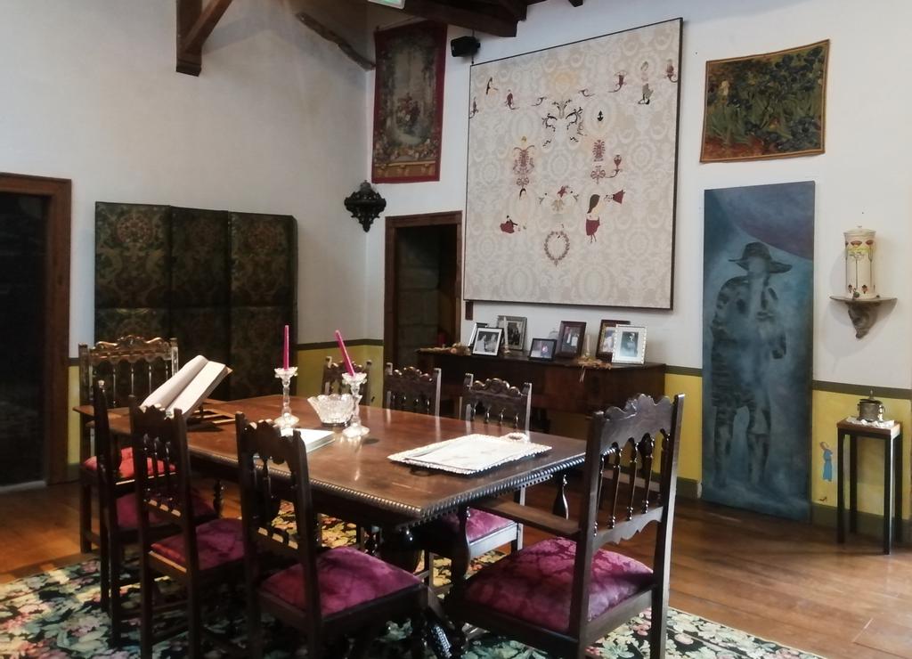 Si quieres saber dónde dormir en Ribeira Sacra en un pazo muy singular, Casa Grande de Rosende te va a encantar.