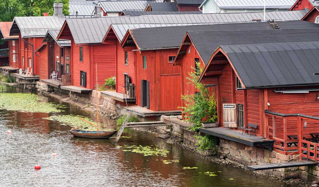 Porvoo es una de las mejores excursiones desde Helsinki por sus casitas de madera de color rojo.