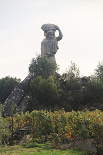 En el Mirador de Souto Chao hay una estatua de granito dedicada a los vendimiadores.