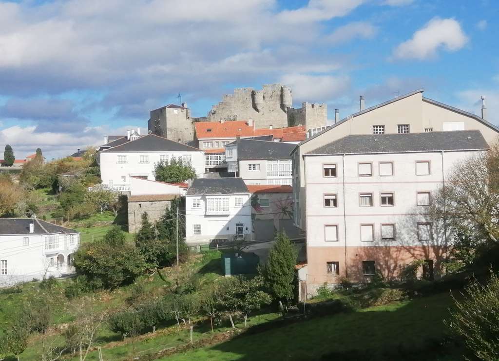 El monumento más destacado de Castro Caldelas es el Castillo de los Condes de Lemos.