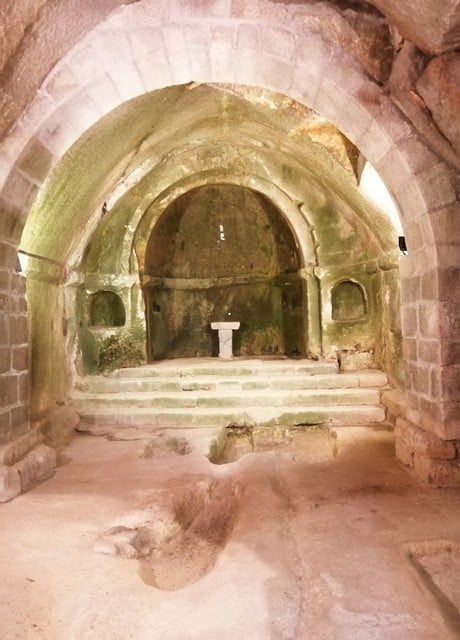 El Monasterio de San Pedro de Rocas es especial porque está excavado en la roca.