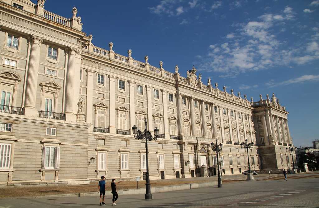 Puedes comprar las entradas al Palacio Real de Madrid con guía, sin guía o un ticket combinado para visitar varios lugares en un mismo día.