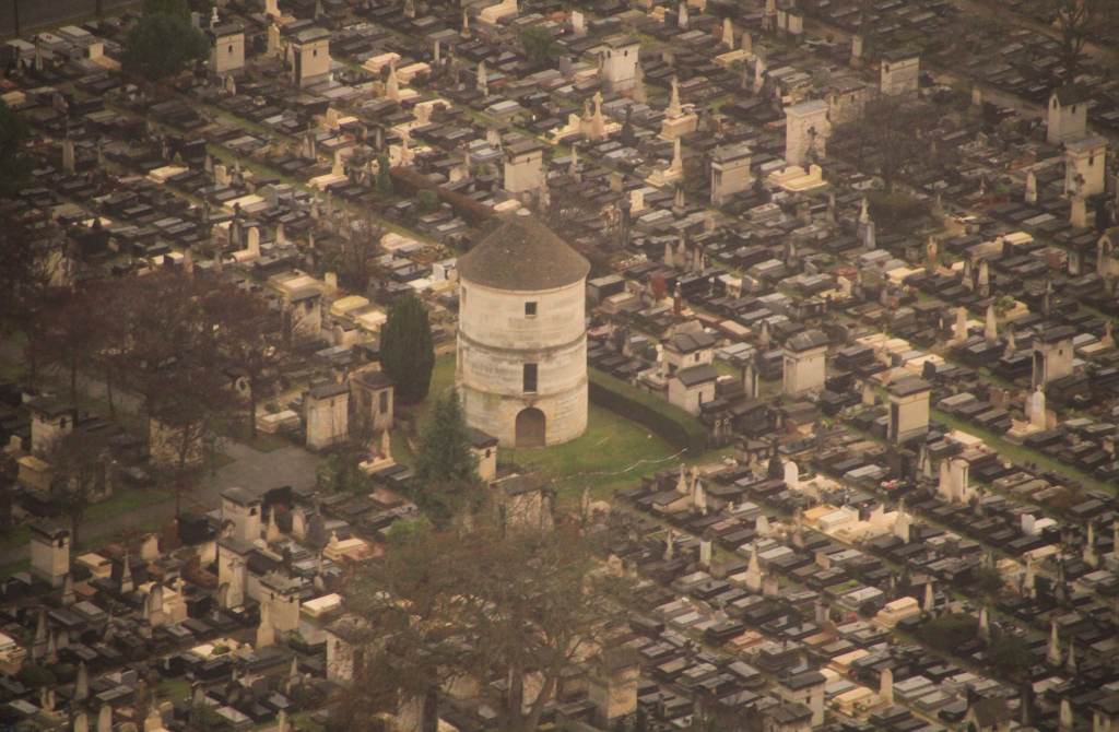 Si te animas a visitar la Torre Montparnasse, podrás disfrutar de las vistas del cementerio de Montparnasse a 200 metros de altura.