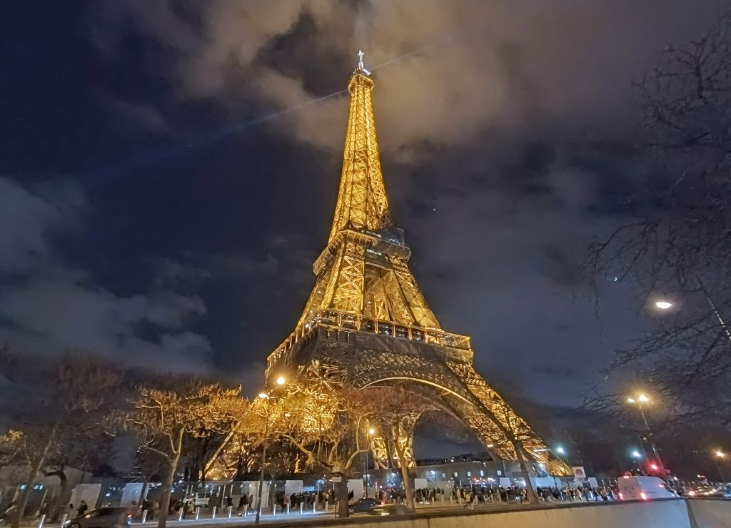 Si buscas alojamiento en París en una zona romántica, dormir en un hotel con vistas a la Torre Eiffel es la mejor opción.