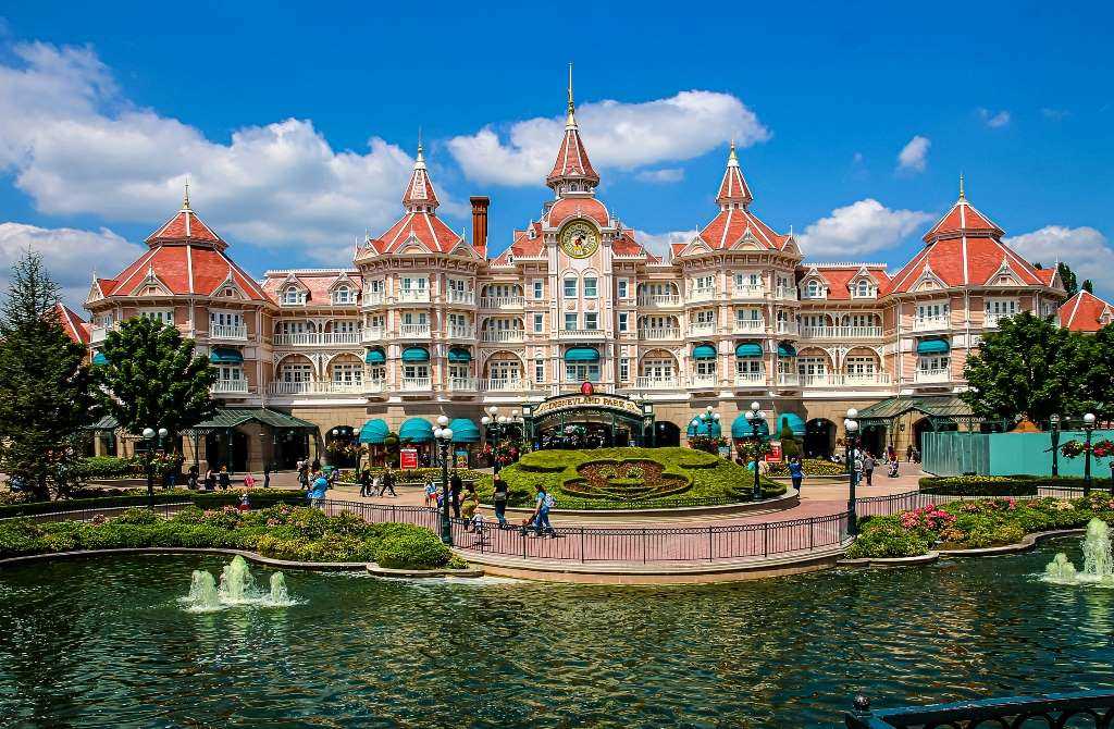 Disneyland París es otra de las mejores excursiones en París por su cercanía a la capital francesa.
