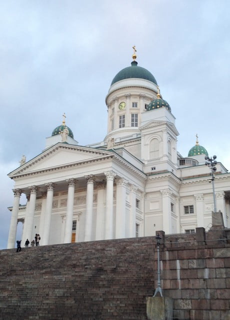 Aunque Helsinki merece la pena, nosotros dedicamos más días a visitar Tallin y su precioso casco medieval.