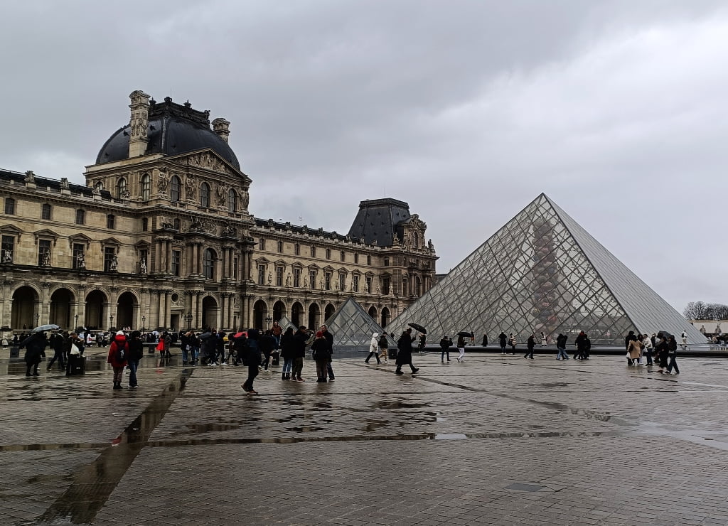 Uno de los mejores free tours de París en español es el que te lleva a conocer el casco histórico, incluido el Museo del Louvre.