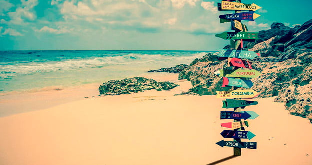Imagen de una playa y carteles de destinos del mundo