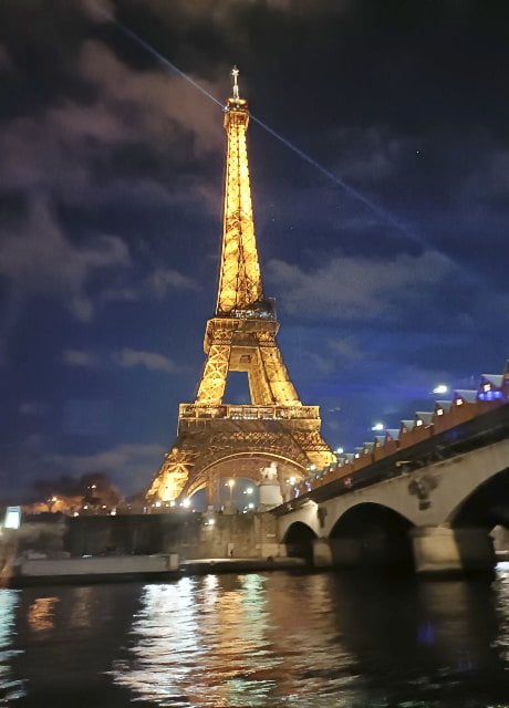 Torre Eiffel al anochecer.