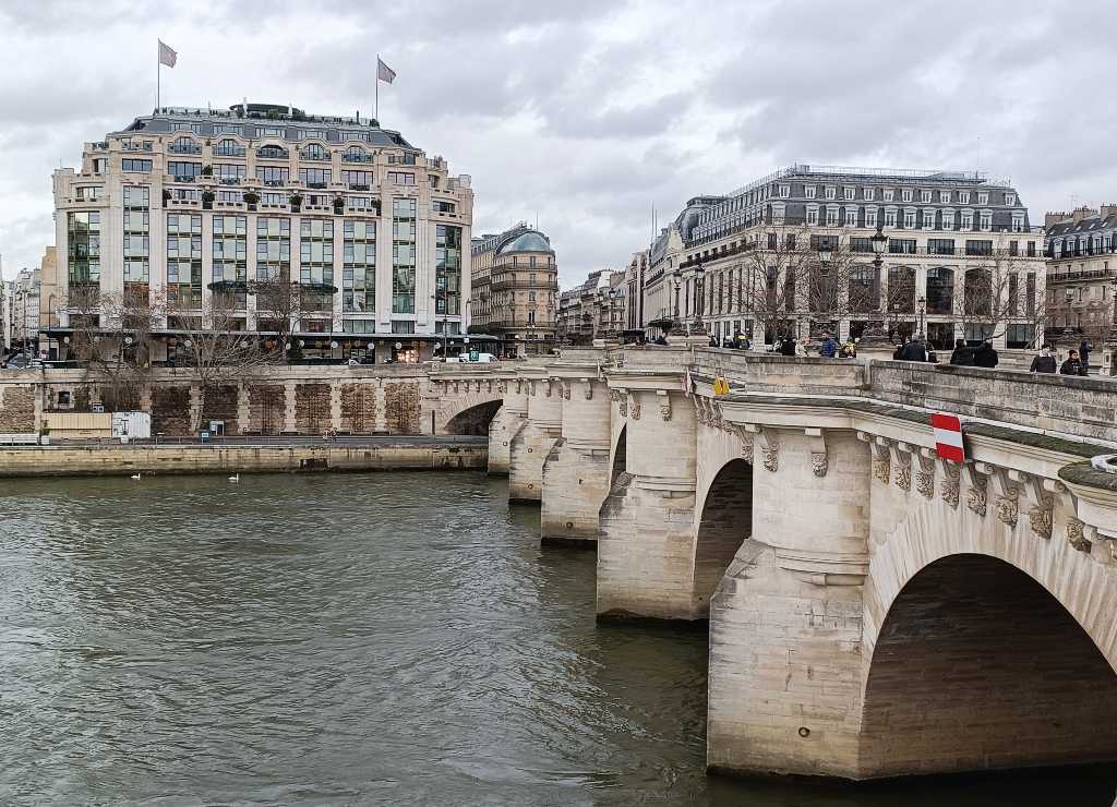 Pont Neuf de París sobre el río Sena.