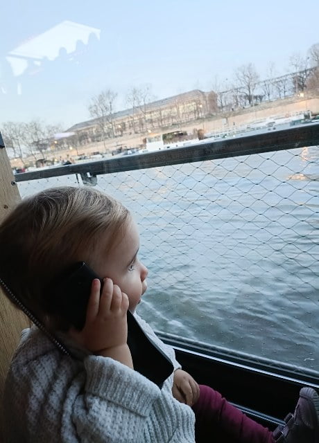 Olivia estuvo muy atenta a las explicaciones de la audioguía durante el crucero por el Sena (y cambió de idioma un millón de veces).