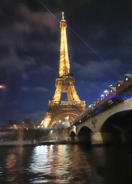 Torre Eiffel iluminada.