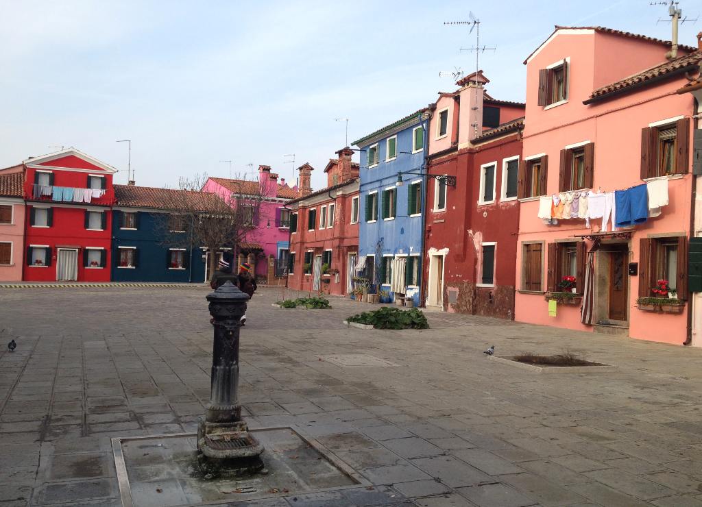 Las casas de colores y la ropa tendida en las fachadas le dan un toque muy auténtico a Burano.